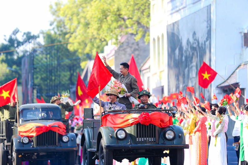 Màn thực cảnh tái hiện lịch sử “Ngày về chiến thắng” đã mang tới những cảm xúc hùng tráng, đầy thiêng liêng về thời khắc lịch sử hào hùng của dân tộc, khi Thủ đô Hà Nội chính thức được giải phóng - ngày 10-10-1954. 