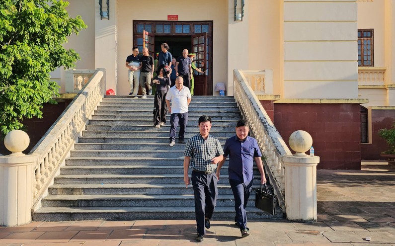 Ông Đinh Tiến Hùng, nguyên Phó Bí thư Thường trực Tỉnh đoàn Yên Bái (áo sọc bên trái) - người được tuyên vô tội tại tòa sơ thẩm đang rời khỏi phiên tòa sau khi phiên phúc thẩm do Hội đồng xét xử Tòa án nhân dân Cấp cao tại Hà Nội tổ chức xét xử tại Yên Bái.