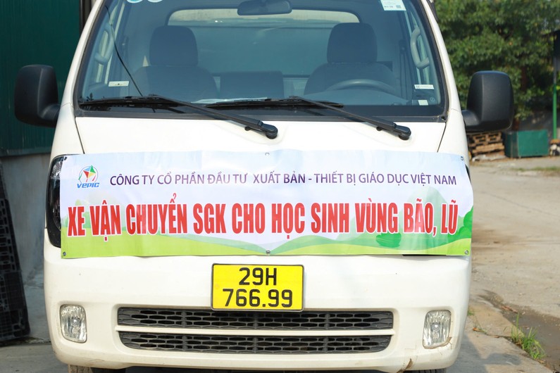 Những chuyến xe vận chuyển SGK cho học sinh vùng bão lũ