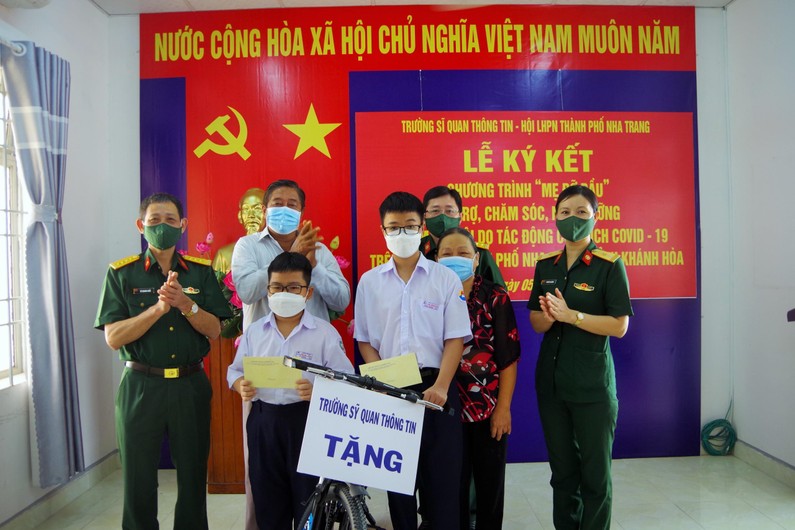 Trường Sĩ quan Thông tin : Ký kết chương trình “Mẹ đỡ đầu”, nuôi dưỡng trẻ mồ côi