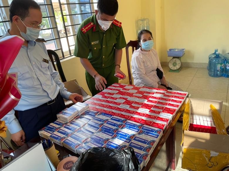 Công an TP.Hà Nội bắt giữ đối tượng tàng trữ một số thuốc điều trị COVID-19 nghi nhập lậu.