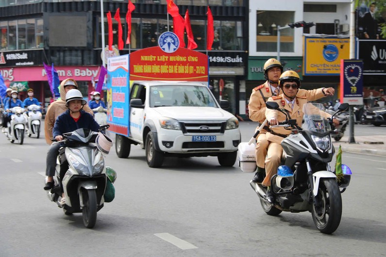 Lễ mít-tinh và diễu hành với mục tiêu kêu gọi cộng đồng chung tay hành động cùng đóng góp vào các giải pháp thực hiện chính sách dân số và phát triển toàn diện.