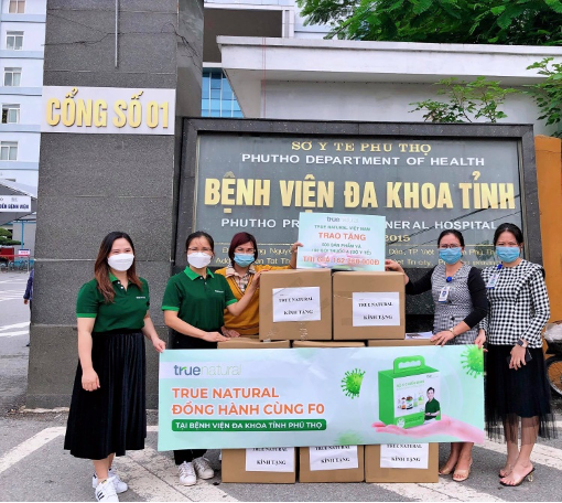 Đại diện của công ty True Natural có mặt tại Bệnh viện Đa khoa tỉnh Phú Thọ để tận tay trao gửi những phần quà hỗ trợ.