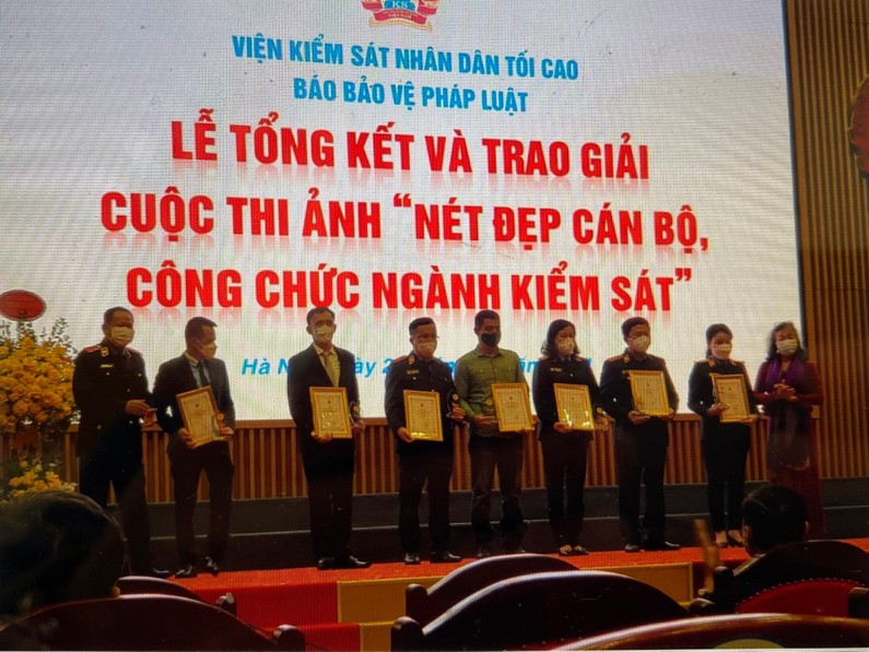 Đại diện Phòng 2 - Viện KSND thành phố Hà Nội nhận Giải Khuyến khích của Cuộc thi ảnh