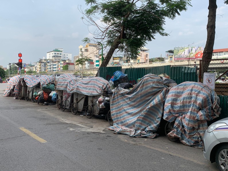 Hà Nội : Rác thải sinh hoạt chất đống sau mưa lớn