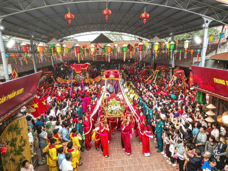 Gìn giữ nghề làm nón truyền thống qua hội làng Chuông