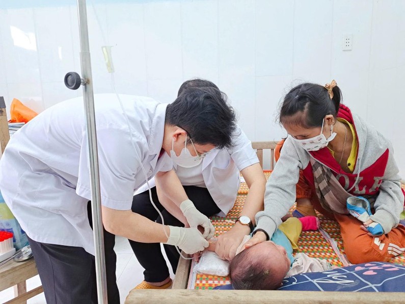 Điều trị cho trẻ mắc sốt phát ban nghi bệnh sởi tại Nam Trà My. Ảnh: IT