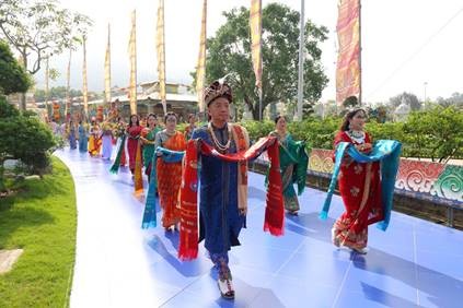 Đoàn Phật tử Việt Nam trong trang phục Ấn Độ - đi đầu là Vua Tịnh Phạn và Hoàng hậu Ma-da cùng đoàn tùy tùng thân quyến gia tộc Phật