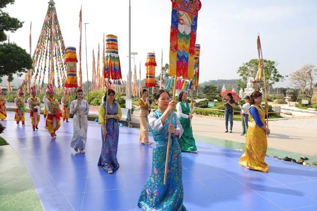 Đoàn rước Tám tướng thành đạo nêu biểu cho những công hạnh vĩ đại nhất trong cuộc đời Đức Phật, các bộ lục cúng Hoa Trà Quả Thực, Tràng Phan, Phướn, Lọng, 8 tướng cát tường, 8 cúng dàng và Thất Bảo. Toàn bộ đều là những phẩm vật tôn vinh sự cao quý tốt lành của Đức Phật.