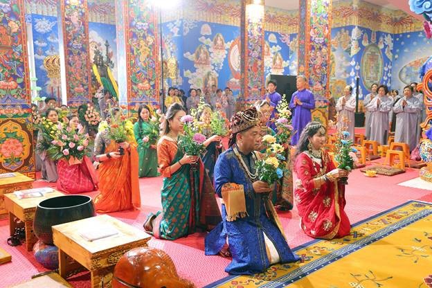 Nghi thức dâng hoa trong ngày lễ kính mừng Phật đản sinh