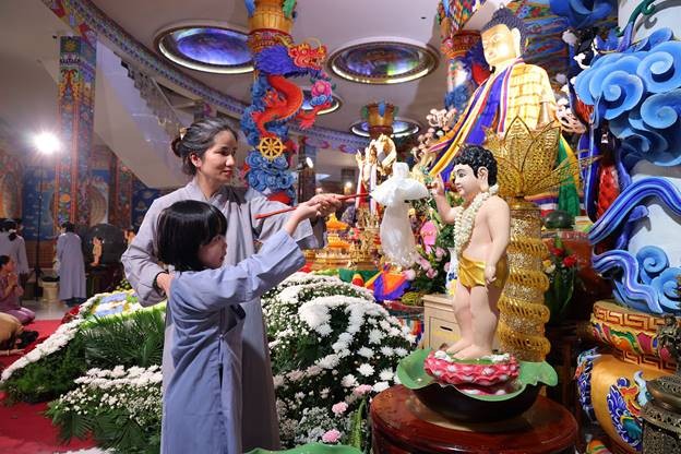 Trong năng lượng gia trì thanh tịnh bình an tại Đại Bảo tháp, các em thiếu nhi cũng được hướng dẫn thực hành lễ tắm Phật – một nghi lễ thiêng liêng trong mùa Phật Đản.
