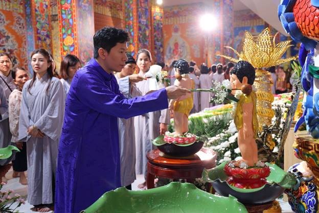 Nghi lễ tắm Phật được tổ chức ngay dưới chân tôn tượng Phật Thích Ca. Đại chúng xếp thành từng hàng dài thành kính và hoan hỷ.