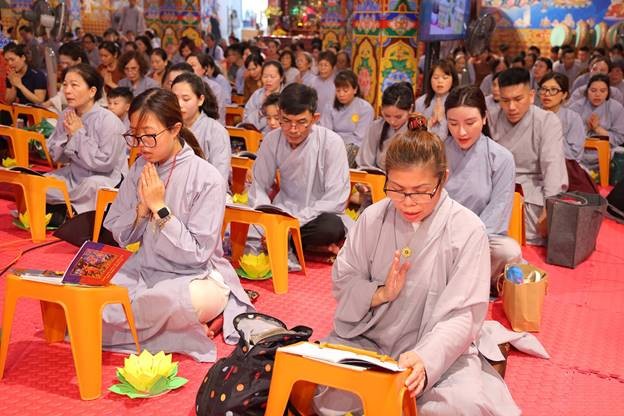 Đại chúng cùng chú tâm đọc tụng Kinh sách về cuộc đời Đức Phật