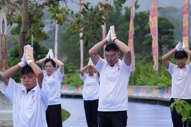 Phật tử người dân hào hứng vi nhiễu 108 hoặc 54 vòng tại Đại Bảo Tháp Mandala Tây Thiên. Mỗi bước đi, mỗi lễ dài trên đường vi nhiễu là sự tịnh hóa thân - khẩu - ý, là tâm nguyện cho thế giới hòa bình, chúng sinh an lạc.