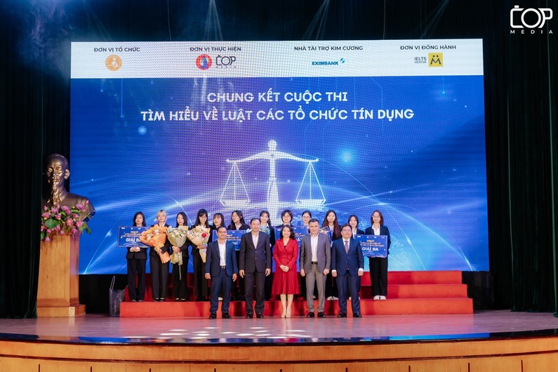 Ban tổ chức chụp ảnh lưu niệm cùng các đội thi