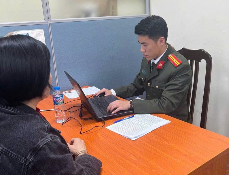 Cơ quan chức năng làm việc với người phụ nữ có hành vi vi phạm.(Ảnh; Công an Hà Nội)