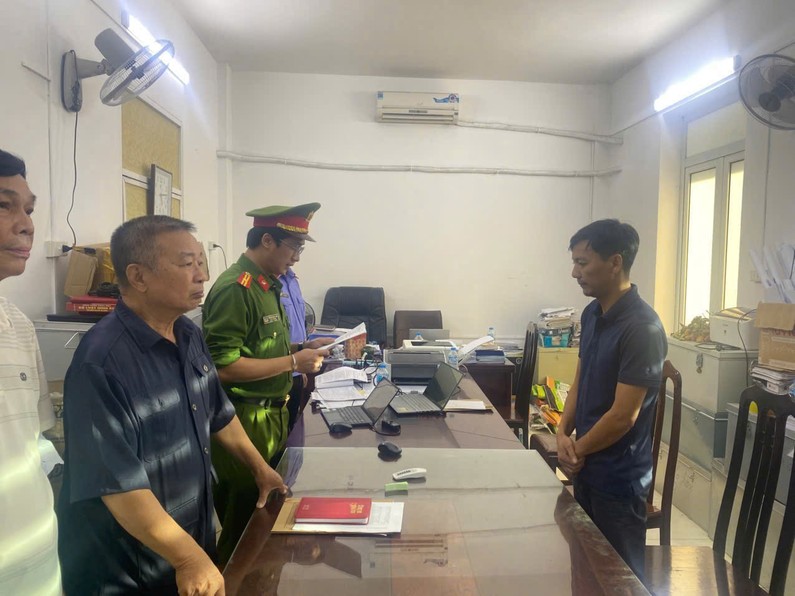 Cơ quan điều tra thi hành lệnh khởi tố với Trần Văn Huân - Ảnh : Ngọc Mỹ
