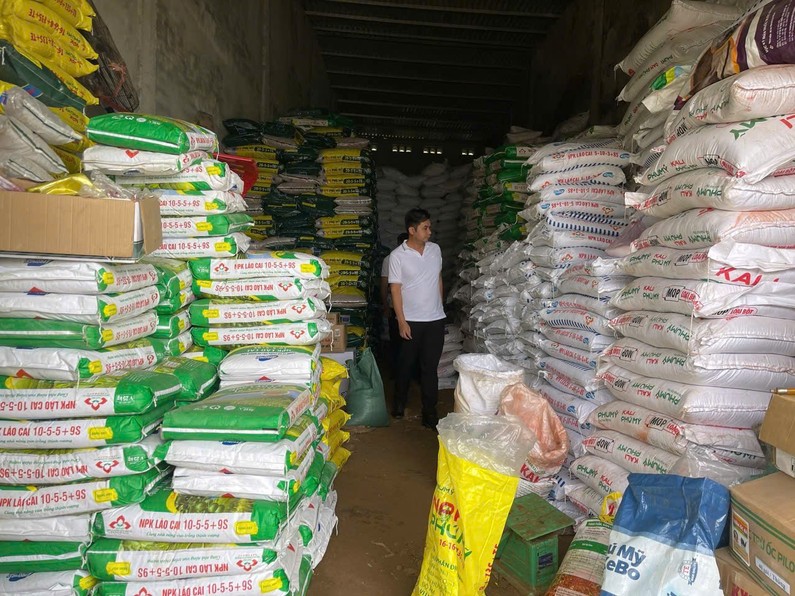 Lực lượng công an khám xét xưởng sản xuất phân bón giả - Ảnh: Ngọc Mỹ