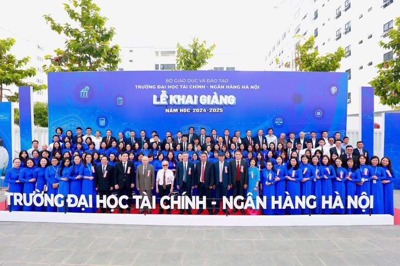 Các đồng chí cán bộ, Giảng viên Trường Đại học Tài chính - Ngân hàng Hà Nội (FBU)