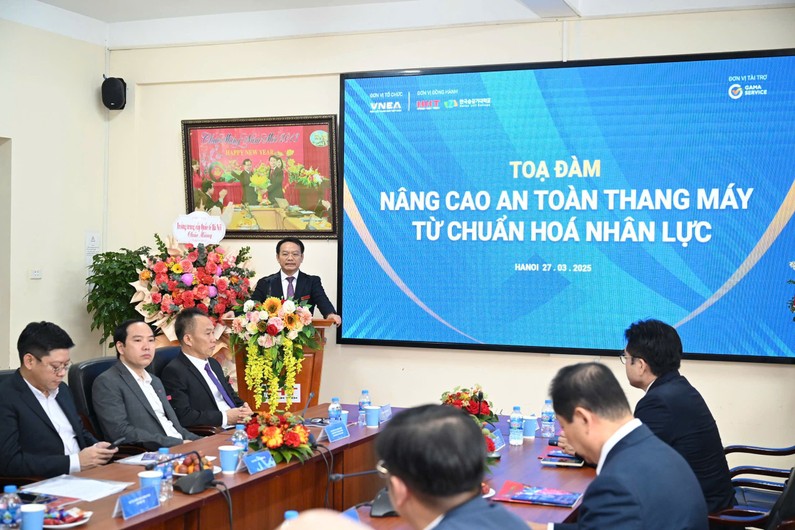 Nhà giáo ưu tú, Tiến sĩ Phạm Xuân Khánh, Hiệu trưởng Trường Cao đẳng Công nghệ cao Hà Nội phát biểu tại buổi lễ