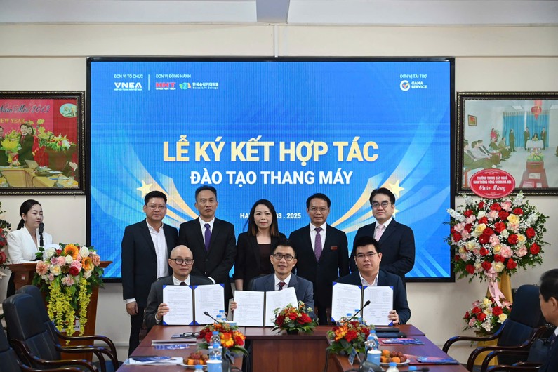 Các đại biểu tham gia ký kết hợp tác đào tạo thang máy