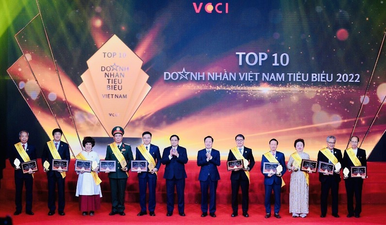 Thủ tướng Chính phủ Phạm Minh Chính cùng Top 10 doanh nhân tiêu biểu 2022.