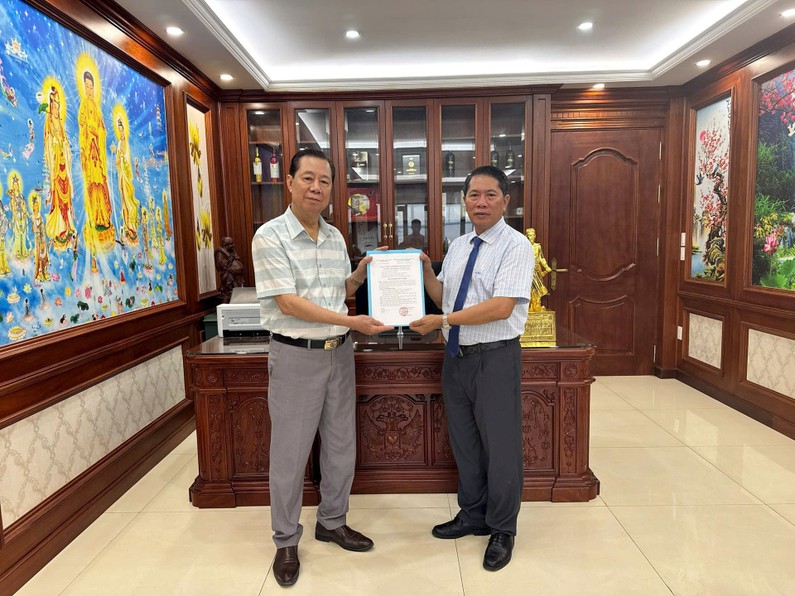 Ông Nguyễn Hữu Tuấn, Phó Chủ tịch Thường trực HĐQT trao quyết định bổ nhiệm chức vụ Tổng Giám đốc CTCP Công nghệ Vệ tinh Quốc gia cho ông Tống Văn Sông. 