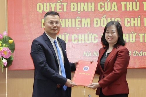 Bộ trưởng Đào Hồng Lan trao quyết định tiếp nhận, bổ nhiệm chức vụ Phó Chánh Văn phòng Bộ Y tế cho ông Nguyễn Toàn Thắng - Trưởng Ban Thời sự - Chính trị, Báo Sức khỏe và Đời sống.
