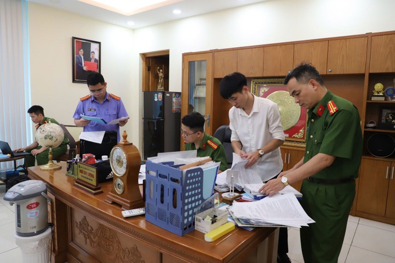 Cơ quan Cảnh sát điều tra Công an tỉnh Bắc Giang khám xét tại phòng làm việc của bị can Ngô Duy Lượng (Ảnh: Công an tỉnh Bắc Giang)