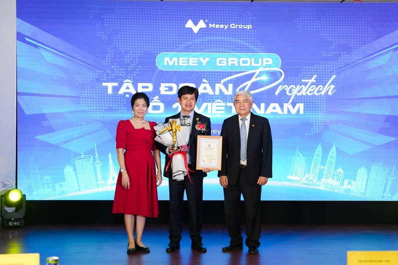 Ông Hoàng Mai Chung, Chủ tịch HĐQT Hoàng Mai Chung Meey Group nhận giải thưởng tại Top Công nghiệp 4.0 Việt Nam