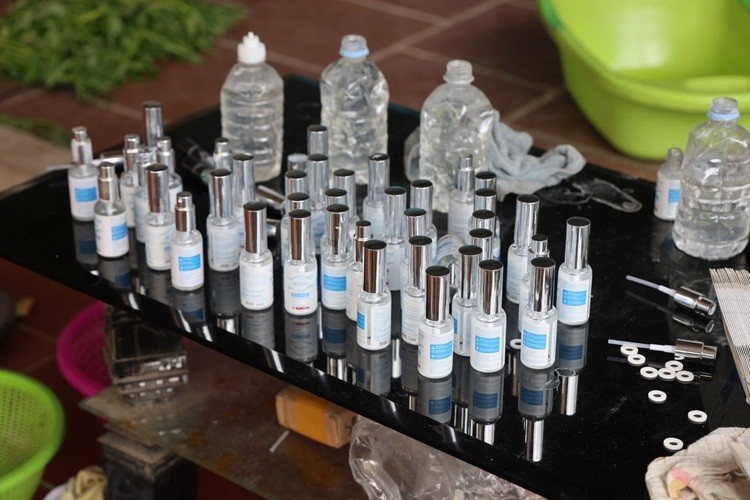 Mỹ phẩm giả được đối tượng sản xuất để tung ra thị trường (Ảnh: Công an Bắc Giang)