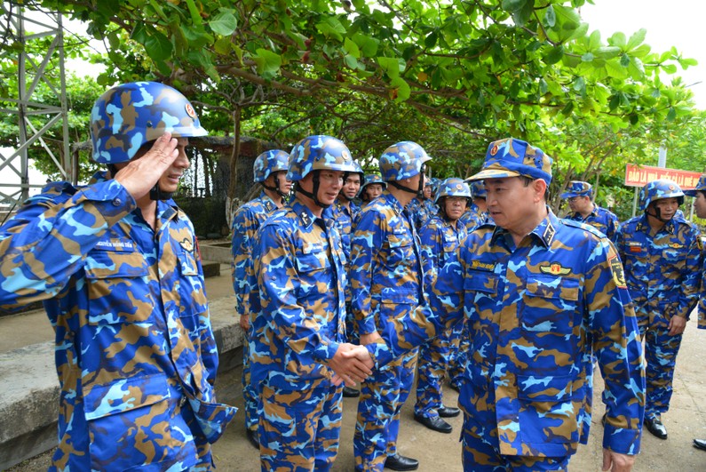 Phó Đô đốc Trần Thanh Nghiêm trong chuyến công tác kiểm tra quần đảo Trường Sa, tỉnh Khánh Hoà. Ảnh: Trọng Thiết
