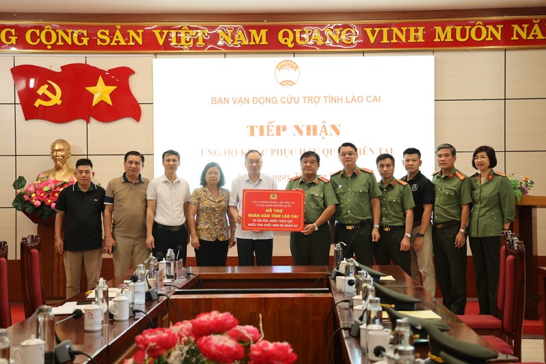 Ban vận động cứu trợ tỉnh Lào Cai tiếp nhận ủng hộ từ Đoàn công tác của Cục An ninh nội địa, Bộ Công an