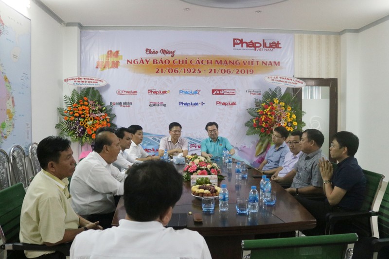 Bộ trưởng Lê Thành Long thăm, chúc mừng Văn phòng đại diện Báo PLVN tại Kiên Giang nhân ngày 21.6