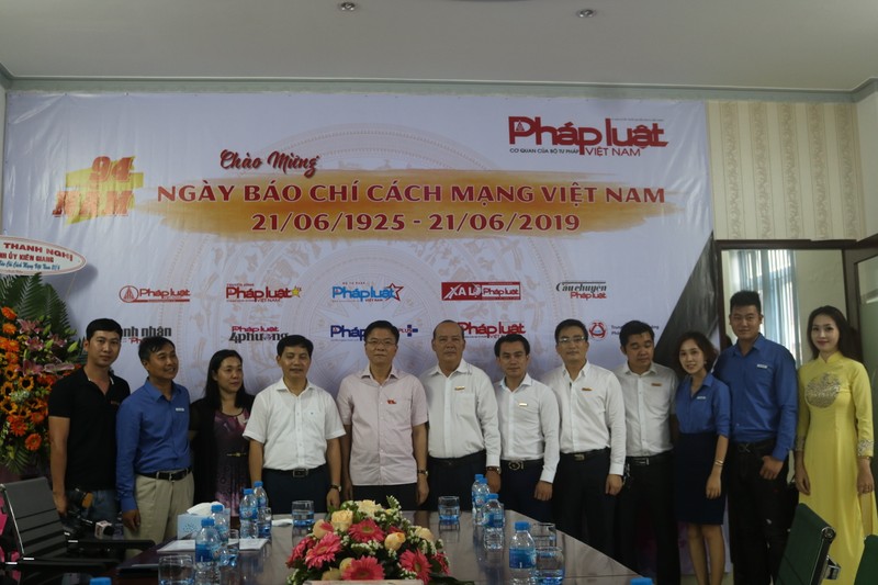 Bộ trưởng Lê Thành Long thăm, chúc mừng Văn phòng đại diện Báo PLVN tại Kiên Giang nhân ngày 21.6