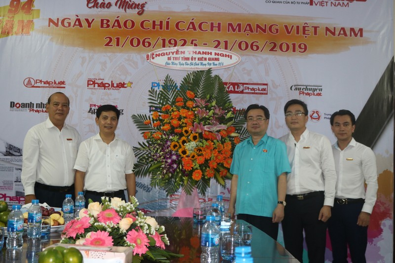 Bộ trưởng Lê Thành Long thăm, chúc mừng Văn phòng đại diện Báo PLVN tại Kiên Giang nhân ngày 21.6