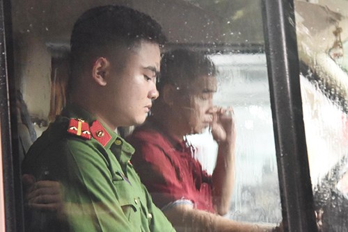 Ông Doãn Quý Phiến mặc áo đỏ, lái xe thực nghiệm hiện trường. Ảnh: Phạm Dự