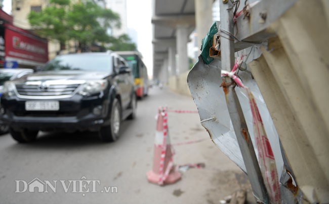 Ảnh: Bẫy người sắc nhọn dưới chân công trình đường sắt trên cao hình ảnh 11 anh: bay nguoi sac nhon duoi chan cong trinh duong sat tren cao hinh anh 11