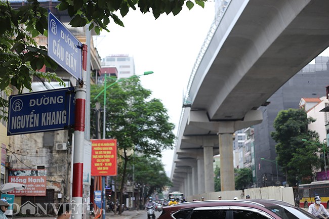 Ảnh: Bẫy người sắc nhọn dưới chân công trình đường sắt trên cao hình ảnh 1 anh: bay nguoi sac nhon duoi chan cong trinh duong sat tren cao hinh anh 1