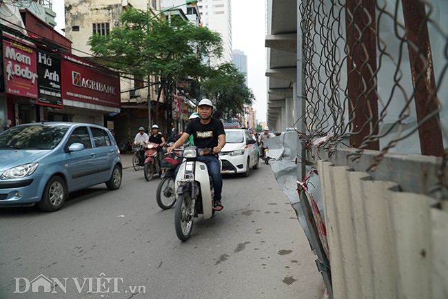 Ảnh: Bẫy người sắc nhọn dưới chân công trình đường sắt trên cao hình ảnh 4 anh: bay nguoi sac nhon duoi chan cong trinh duong sat tren cao hinh anh 4