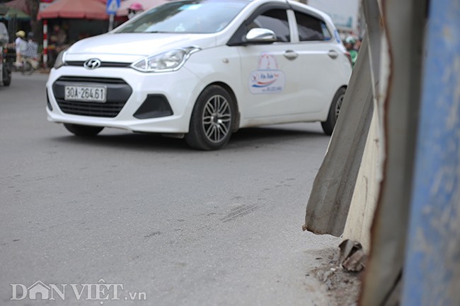 Ảnh: Bẫy người sắc nhọn dưới chân công trình đường sắt trên cao hình ảnh 6 anh: bay nguoi sac nhon duoi chan cong trinh duong sat tren cao hinh anh 6