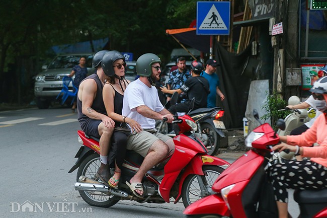 Khách Tây vi phạm giao thông trên nhiều tuyến phố ở Hà Nội hình ảnh 10 khach tay vi pham giao thong tren nhieu tuyen pho o ha noi hinh anh 10