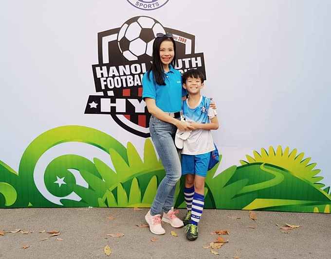 Cậu bé Hoàng Sơn và mẹ.