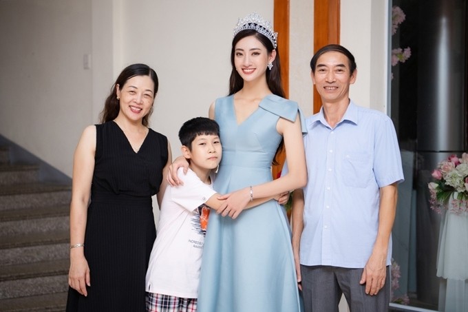 Bố của Lương Mỹ Linh là quân nhân nghỉ hưu, mẹ của cô hiện đảm nhận chúc vục Giám đốc Kho bac tỉnh Cao Bằng. Em trai cô năm nay 11 tuổi, rất thân thiết với chị. Thùy Linh rất vui mừng được trở về đoàn tụ gia đình sau gần 3 tháng xa nhà tập trung cuộc thi Hoa hậu Thế giới Việt Nam 2019.