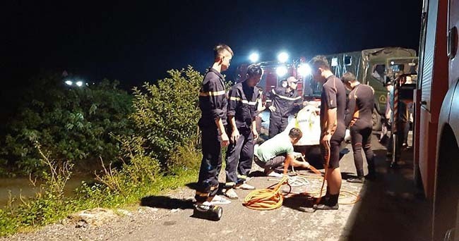Cảnh sát cứu hộ điều động thợ lặn đến hiện trường tìm người bị nạn suốt đêm qua, rạng sáng nay. Ảnh: Lam Sơn.