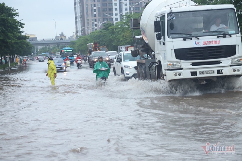 Ngã nhào giữa 'biển nước' Long Biên, quý cô bất lực cầu cứu