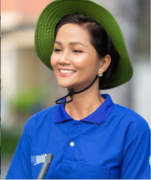 Hành động bất ngờ của H’Hen Niê khi nhận món quà giá trị khiến mọi người nể phục hình ảnh 1 hanh dong bat ngo cua h’hen nie khi nhan mon qua gia tri khien moi nguoi ne phuc hinh anh 1