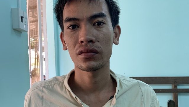 Gã thanh niên bất ngờ dùng dao rạch má chị hàng xóm