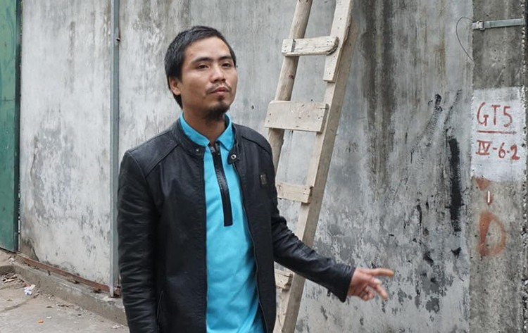 Anh Nguyễn Hữu Anh kể lại lúc bắc thang lên cứu người song bất thành. Ảnh: Nguyễn Định.