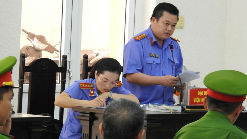 Khó hiểu phiên xử nguyên Bí thư Bến Cát: Quy kết 'tội phạm' dựa vào... văn bản nội bộ ngân hàng 